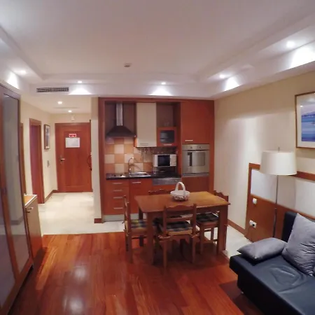 아파트 Apartment With One Bedroom In Estombar With Wonderful City View Shared Pool Enclosed Garden 4 Km From The Beach