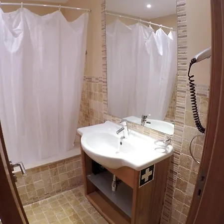 Daire Apartment With One Bedroom In Estombar With Wonderful City View Shared Pool Enclosed Garden 4 Km From The Beach
